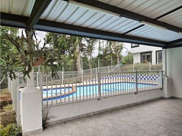 Venta de Casa en Conjunto Cerrado en Avenida Centenario