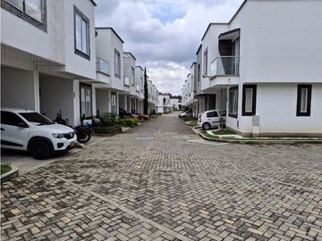 Venta de Casa en Conjunto Cerrado en Avenida Centenario