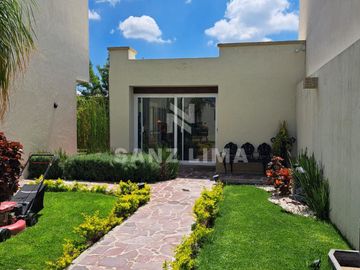 Mayorazgo Residencial La Rioja: Hermosa y moderna casa en 2 terrenos.