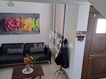 Mayorazgo Residencial La Rioja: Hermosa y moderna casa en 2 terrenos.