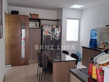 Mayorazgo Residencial La Rioja: Hermosa y moderna casa en 2 terrenos.