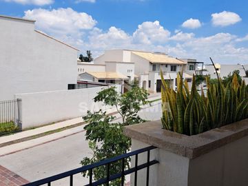 Mayorazgo Residencial La Rioja: Hermosa y moderna casa en 2 terrenos.