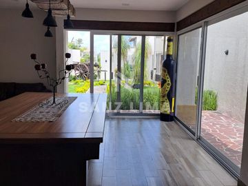 Mayorazgo Residencial La Rioja: Hermosa y moderna casa en 2 terrenos.
