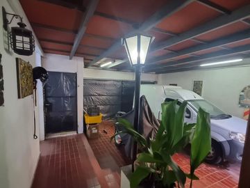 VENTA AMPLIA CASA UNA PLANTA EN BOMBAL SUR MENDOZA