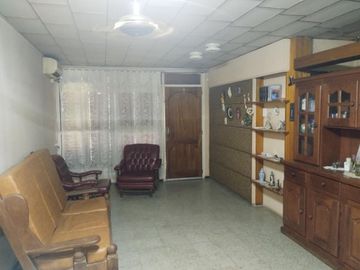 Amplia, y cuidada casa en venta barrio trapiche