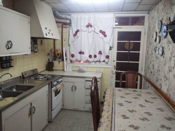 Amplia, y cuidada casa en venta barrio trapiche