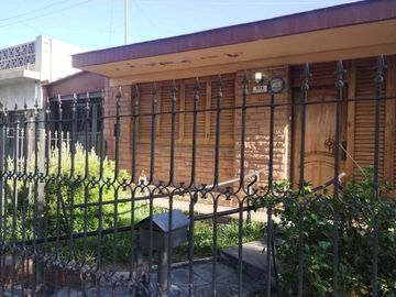 Amplia, y cuidada casa en venta barrio trapiche
