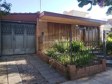 Amplia, y cuidada casa en venta barrio trapiche