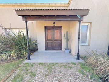 VENTA CASA EXCLUSIVO BARRIO LA ARBOLADA 5 AMB