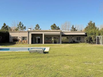VENTA CASA EXCLUSIVO BARRIO LA ARBOLADA 5 AMB