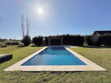 VENTA CASA EXCLUSIVO BARRIO LA ARBOLADA 5 AMB