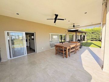 VENTA CASA EXCLUSIVO BARRIO LA ARBOLADA 5 AMB