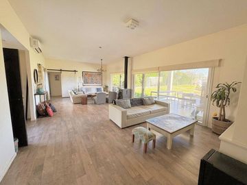 VENTA CASA EXCLUSIVO BARRIO LA ARBOLADA 5 AMB