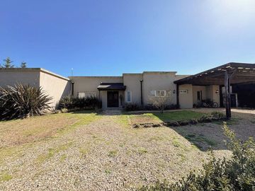 VENTA CASA EXCLUSIVO BARRIO LA ARBOLADA 5 AMB