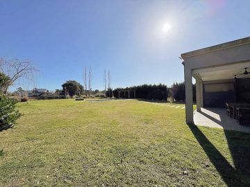 VENTA CASA EXCLUSIVO BARRIO LA ARBOLADA 5 AMB