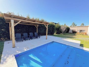 VENTA CASA EXCLUSIVO BARRIO LA ARBOLADA 5 AMB