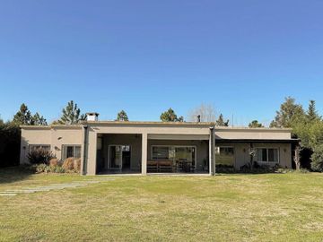 VENTA CASA EXCLUSIVO BARRIO LA ARBOLADA 5 AMB