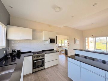 VENTA CASA EXCLUSIVO BARRIO LA ARBOLADA 5 AMB