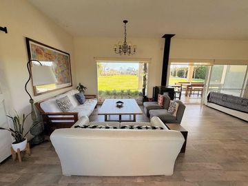 VENTA CASA EXCLUSIVO BARRIO LA ARBOLADA 5 AMB