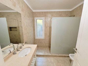 VENTA CASA EXCLUSIVO BARRIO LA ARBOLADA 5 AMB