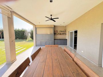 VENTA CASA EXCLUSIVO BARRIO LA ARBOLADA 5 AMB