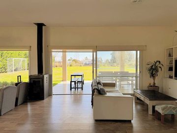 VENTA CASA EXCLUSIVO BARRIO LA ARBOLADA 5 AMB