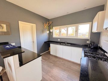 VENTA CASA EXCLUSIVO BARRIO LA ARBOLADA 5 AMB