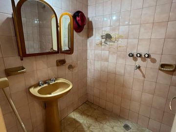 RETASADO VENTA CASA ALBERDI TRES DORMITORIOS PATIO