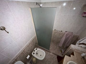 RETASADO VENTA CASA ALBERDI TRES DORMITORIOS PATIO