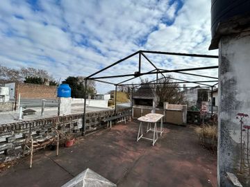 RETASADO VENTA CASA ALBERDI TRES DORMITORIOS PATIO