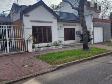 RETASADO VENTA CASA ALBERDI TRES DORMITORIOS PATIO