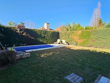 VENTA CASA 4 AMBIENTES-COUNTRY BANCO PROVINCIA