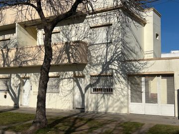 Vende Departamento en Planta Baja con cochera