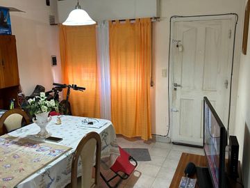 Vende Departamento en Planta Baja con cochera