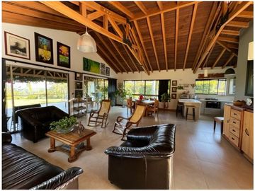 Venta de Hermosa Casa Campestre Cerca del Aeropuerto