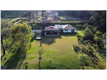 Venta de Hermosa Casa Campestre Cerca del Aeropuerto