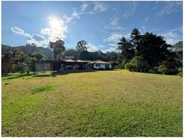 Venta de Hermosa Casa Campestre Cerca del Aeropuerto