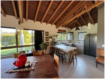 Venta de Hermosa Casa Campestre Cerca del Aeropuerto