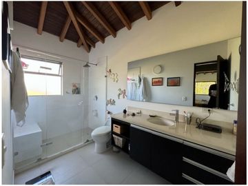 Venta de Hermosa Casa Campestre Cerca del Aeropuerto