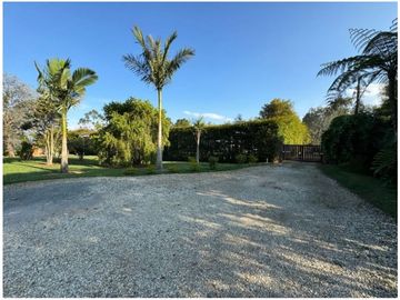 Venta de Hermosa Casa Campestre Cerca del Aeropuerto