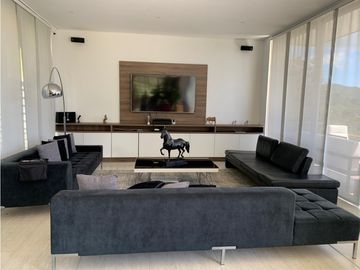 Venta Hermosa Casa de Lujo El Retiro Urb. Cerrada Vista Panoramica