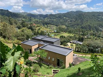 Venta Hermosa Casa de Lujo El Retiro Urb. Cerrada Vista Panoramica
