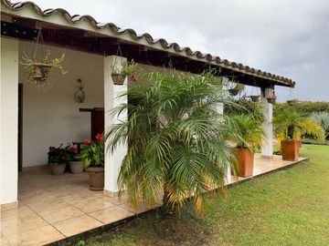Venta de Finca Tradicional en Llanogrande Ubicación y Topografía Plana
