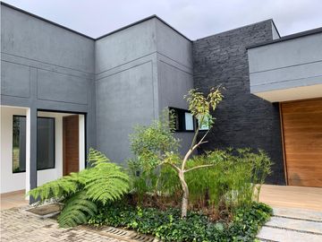Venta de Hermosa Casa en El Retiro, Urbanización Cerrada y Ubicación