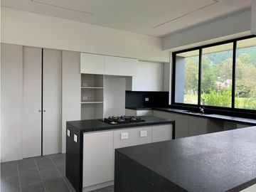 Venta de Hermosa Casa en El Retiro, Urbanización Cerrada y Ubicación