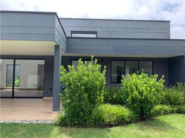 Venta de Hermosa Casa en El Retiro, Urbanización Cerrada y Ubicación