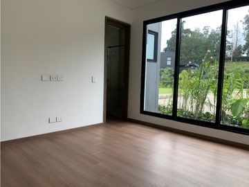 Venta de Hermosa Casa en El Retiro, Urbanización Cerrada y Ubicación