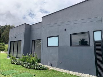 Venta de Hermosa Casa en El Retiro, Urbanización Cerrada y Ubicación