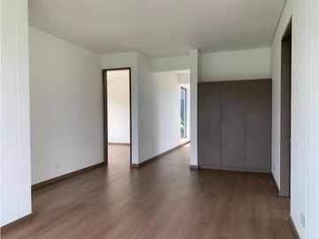 Venta de Hermosa Casa en El Retiro, Urbanización Cerrada y Ubicación