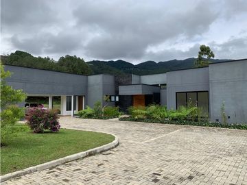 Venta de Hermosa Casa en El Retiro, Urbanización Cerrada y Ubicación